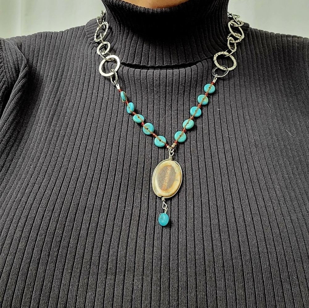✨ Turquoise Colored Beaded Necklace with Silver Chain & Pendant ✨ - Picture 4 of 5